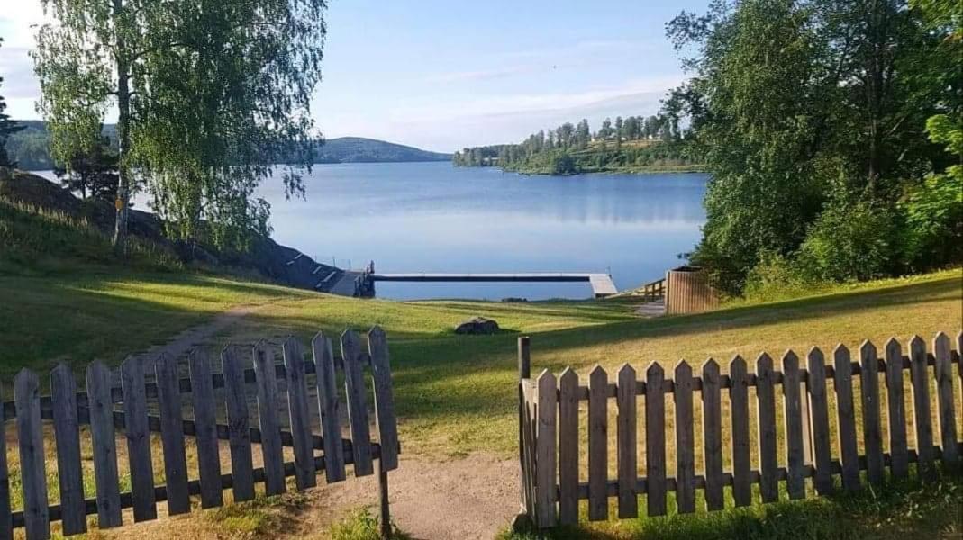 Mysig Timmerstuga Med Braskamin Naera Hovfjaellet Torsby Esterno foto