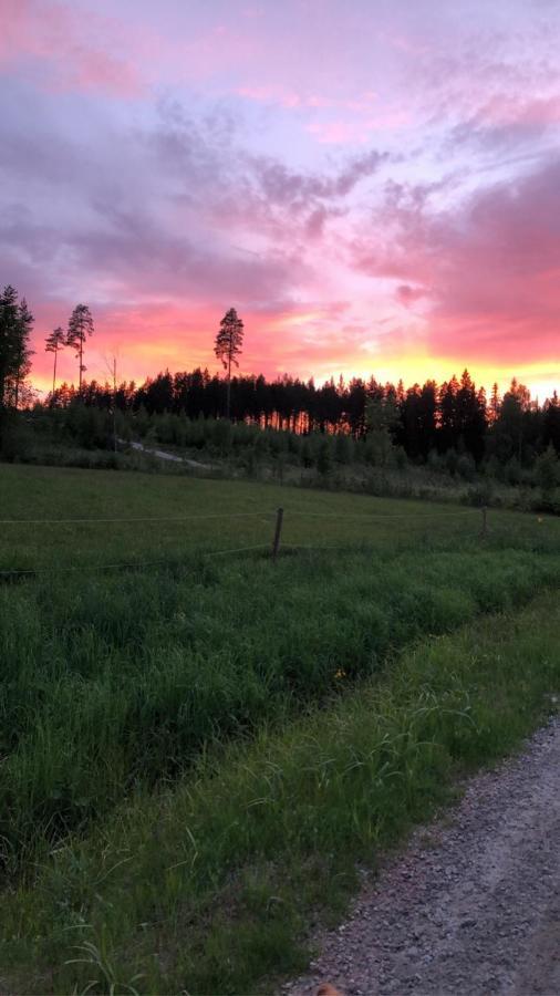 Mysig Timmerstuga Med Braskamin Naera Hovfjaellet Torsby Esterno foto