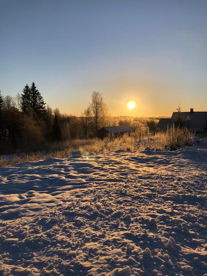 Mysig Timmerstuga Med Braskamin Naera Hovfjaellet Torsby Esterno foto