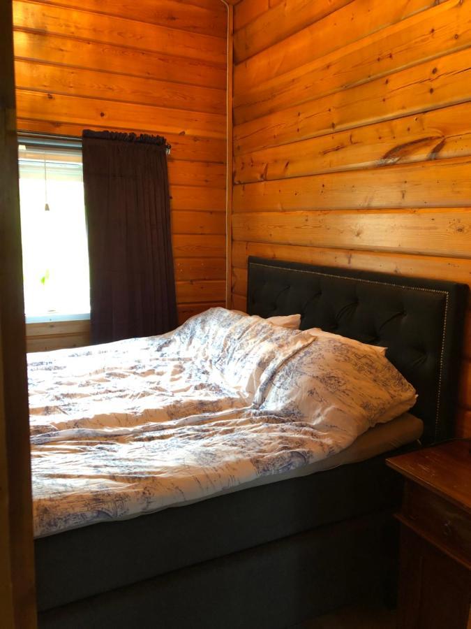 Mysig Timmerstuga Med Braskamin Naera Hovfjaellet Torsby Esterno foto