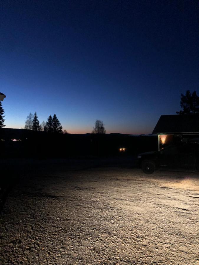 Mysig Timmerstuga Med Braskamin Naera Hovfjaellet Torsby Esterno foto