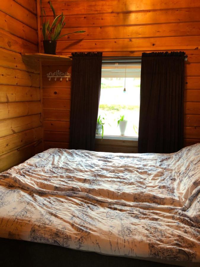 Mysig Timmerstuga Med Braskamin Naera Hovfjaellet Torsby Esterno foto